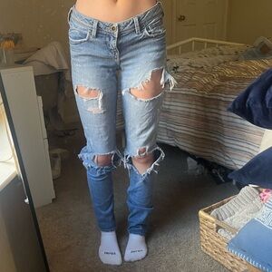 2000s blue low rise jeans. Comfy ripped material.